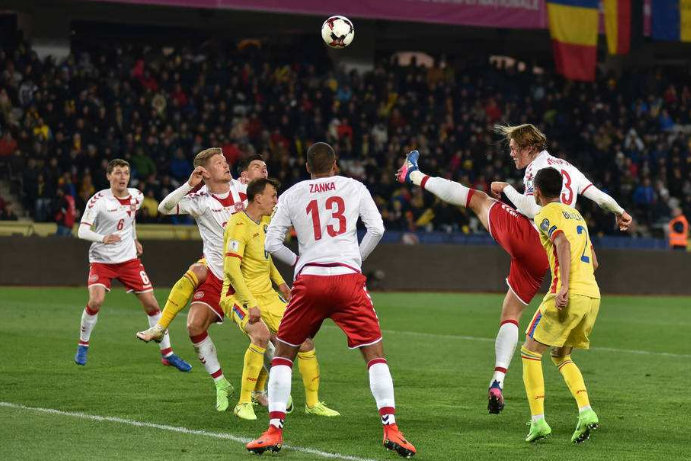 瑞士在与丹麦的激烈对决中惜败，小组出局(瑞士与丹麦足球最新结果)