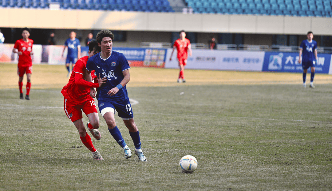 足球比赛引发足球迷热烈讨论，球队拼尽全力(足球比赛引发足球迷热烈讨论,球队拼尽全力的原因)